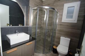 A bathroom at Studio vasiliki