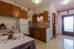 cocina con nevera blanca y encimera en Apartments Crevatin, en Rovinj