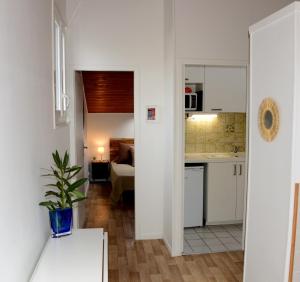 a kitchen and a living room with a table in a room at Apartment Gîte Luvain Toulouse in Toulouse