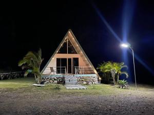 une petite maison avec un éclairage de rue la nuit dans l'établissement Cabaña puente Wilson, à Alto Boquete