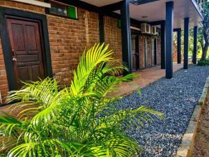 un edificio de ladrillo con plantas delante de él en Vintara Eco Resort, en Hambantota