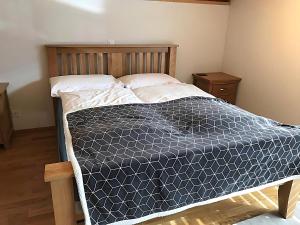 1 cama con edredón azul y blanco en un dormitorio en Ultra Luxurious House Lake view en Niederried