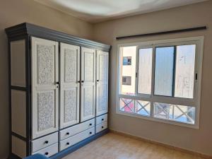グラン・タラハルにあるCasa Burbuja Azulの窓のある客室で、キャビネットが備わります。