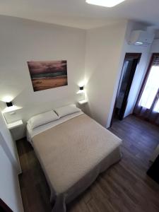 een slaapkamer met een bed en een schilderij aan de muur bij Sunrise Room, Bed and Breakfast in Peschici