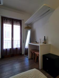 een kamer met een keuken en een tafel met stoelen bij Sunrise Room, Bed and Breakfast in Peschici