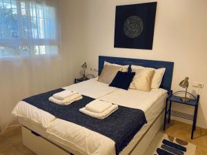 1 dormitorio con 1 cama con 2 toallas en Apartment Casa Lila 100m from the beach, en Torrox Costa