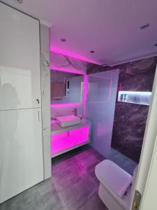 雅典的住宿－Luxury apartment in Attiki，紫色浴室设有水槽和卫生间