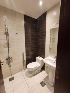 Sama Residence في الخبر: حمام مع مرحاض ومغسلة ودش
