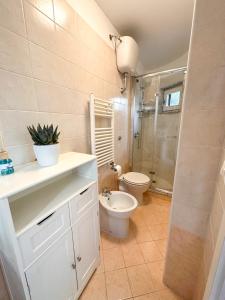 ein Badezimmer mit Toilette, Waschbecken und Dusche in der Unterkunft Al centro storico Home in Salerno