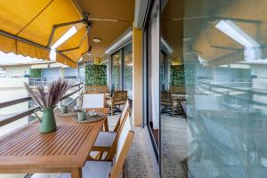 comedor con mesa, sillas y ventana en Residence De Vacance, superb 3 room apartment with en Saint-Laurent-du-Var