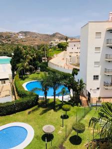 una vista aérea de un edificio y una piscina en Apartment Casa Lila 100m from the beach, en Torrox Costa