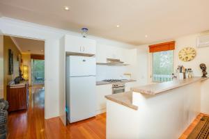 uma cozinha com um frigorífico branco e um balcão em Casa Dolce Casa em Rye