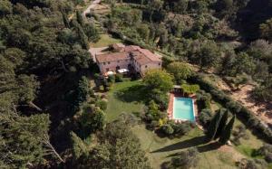 een luchtzicht op een huis met een zwembad bij Villa Pieve in Palaia
