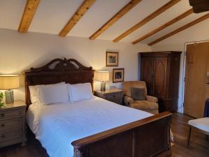 Postel nebo postele na pokoji v ubytování Edelweiss Inn Nova Scotia