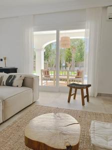 uma sala de estar com um sofá e uma mesa em Celebrate Life's Precious Moments at Can Saca! em Sant Jordi