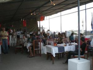 un groupe de personnes assises à table dans un restaurant dans l'établissement Melvic Hotel, à Kisumu