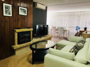 sala de estar con sofás y chimenea en Apartamentos la Nogalera, en Torremolinos