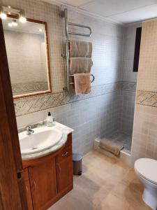 y baño con lavabo y ducha. en Fantástica Villa Familiar en La Marina, en San Fulgencio