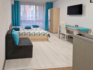 サニービーチにあるАпарткомплекс Амара Слънчев Бряг Студио 13のベッドとテーブルと机のある寝室