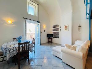 a living room with a white couch and a table at Lunatica Immobilevante in Ponza