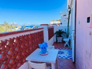 a table on a balcony with a view of the ocean at Lunatica Immobilevante in Ponza