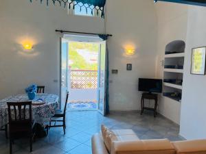 a living room with a table and a couch at Lunatica Immobilevante in Ponza