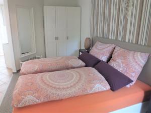 シュトロームベルクにあるFerienwohnung Freyas Walderlebnisのベッドルーム1室(ピンクの掛け布団付きのベッド2台付)