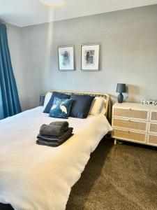 Stylish 2 Bed Apartment Derby في ديربي: غرفة نوم عليها سرير وفوط
