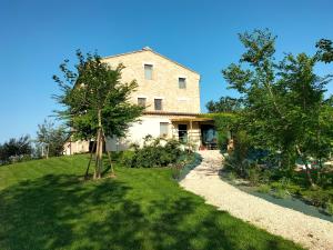 a house on a hill with a yard at Dolcedimora in Appignano