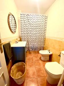 uma casa de banho com um WC e um lavatório em Ático Islantilla Golf em Lepe