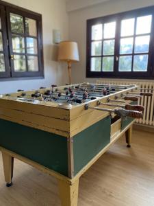 una gran mesa de futbolín de madera en una habitación en Hotel Tirol en Formigal