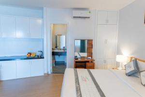 Il comprend une chambre avec un lit et une cuisine avec un bureau. dans l'établissement Yen Nam Hotel Nguyen Thai Son, à Hô-Chi-Minh-Ville