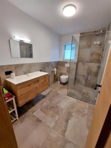 Un baño de Ferienwohnung Pölvenblick