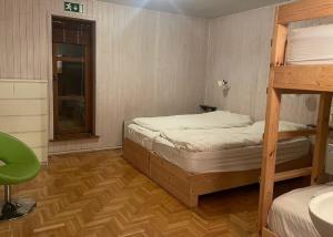 1 Schlafzimmer mit 2 Etagenbetten und einem Stuhl in der Unterkunft ÖXL Snæfellsnes in Snæfellsbær