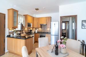 A kitchen or kitchenette at Los Naranjos 25A Private Pool Capistrano Village