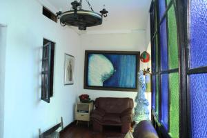 a living room with a couch and a window at Hotel Colonial - Salamina Caldas in Salamina