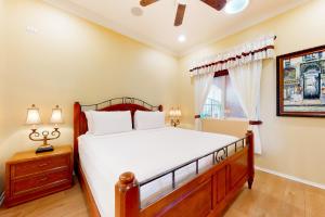 - une chambre avec un grand lit et une fenêtre dans l'établissement Life by the Palms Permit# 50342, à Indio