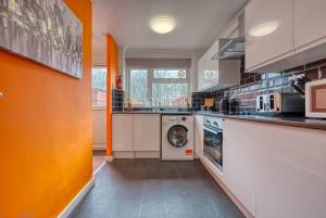 A kitchen or kitchenette at Contractor House near Birmingham City Centre HS2 BCU and ASTON University M6 Motorway Private Garden FREE Superfast WIFI