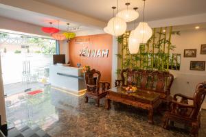 - un hall avec des chaises et une table dans l'établissement Yen Nam Hotel Nguyen Thai Son, à Hô-Chi-Minh-Ville