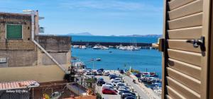 vistas a un puerto con barcos en el agua en CASASTASIA HOME, en Torre del Greco