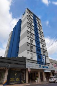 a tall building on the corner of a street at Tri Hotel Criciúma in Criciúma