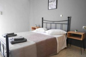 een slaapkamer met een bed en een tafel met handdoeken erop bij Neochori House in Antimácheia