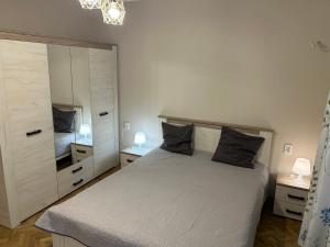 1 dormitorio con cama y espejo grande en Niya Apartment Bourgas, en Burgas