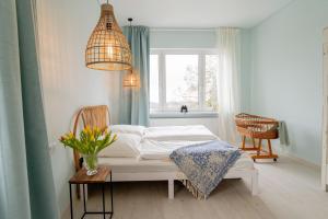 um quarto com uma cama e uma janela em CHALET627 em Braunlage
