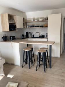 Kuchyňa alebo kuchynka v ubytovaní Duplex place des lices
