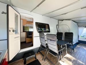 Blick auf einen Wohnwagen mit Stühlen und einem Tisch in der Unterkunft Mietwohnwagen 03 in Heringsdorf