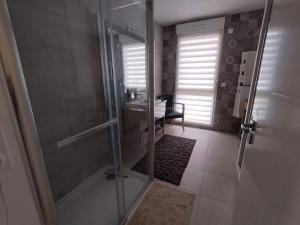 ein Bad mit einer Dusche und einem Waschbecken sowie einen Schreibtisch in der Unterkunft Rueil-Malmaison appartement spacieux et calme in Rueil-Malmaison