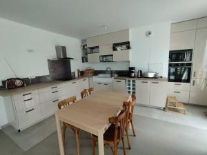 eine Küche mit einem Holztisch und Stühlen in der Unterkunft Rueil-Malmaison appartement spacieux et calme in Rueil-Malmaison