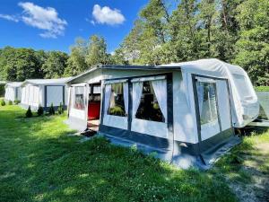 黑靈斯多夫的住宿－Mietwohnwagen 02，田野上的一排白色帐篷