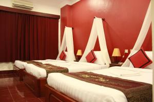 Postel nebo postele na pokoji v ubytování Mekong Angkor Palace Inn